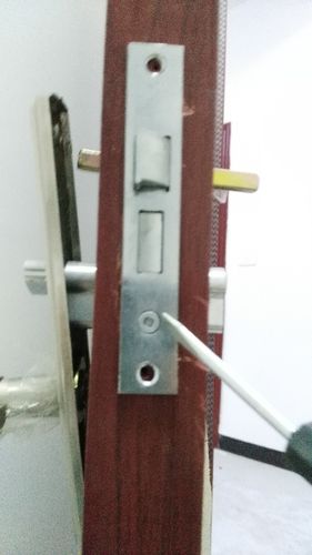 防盗门固定锁芯的螺丝滑丝了怎么办?